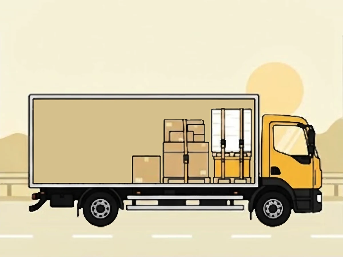 Teilbeladener Lkw: Paletten und Kartons vorne im Laderaum, hinten ist noch Platz